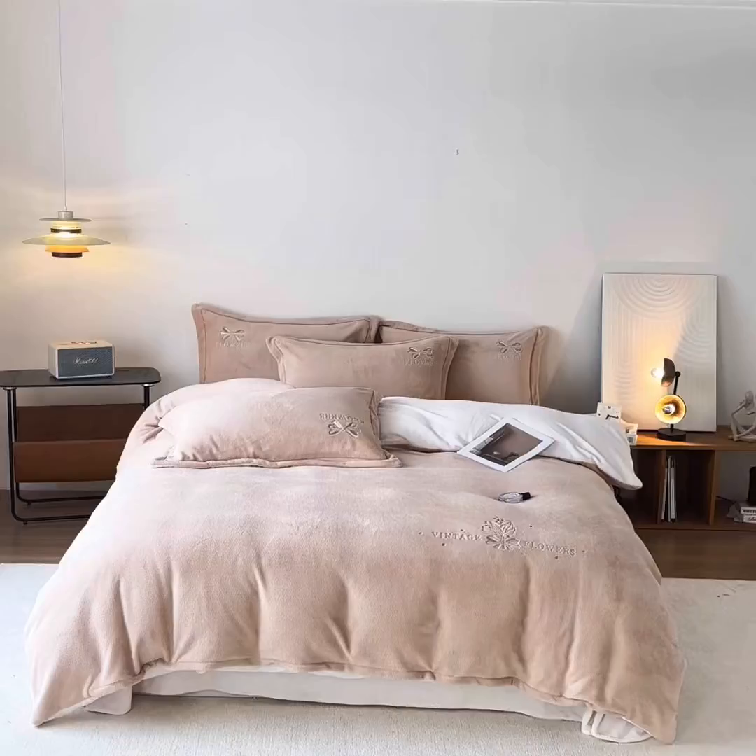 91家纺网 家纺一手货源 找家纺 锦罗绣 2025新款雪尼绒艾尼绒230克全消光绣花系列四件套 卡其+米白