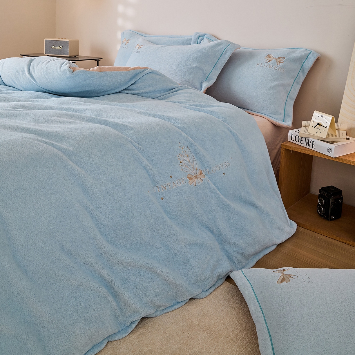 91家纺网 家纺一手货源 找家纺 锦罗绣 2025新款雪尼绒艾尼绒230克全消光绣花系列四件套  清新蓝+卡其