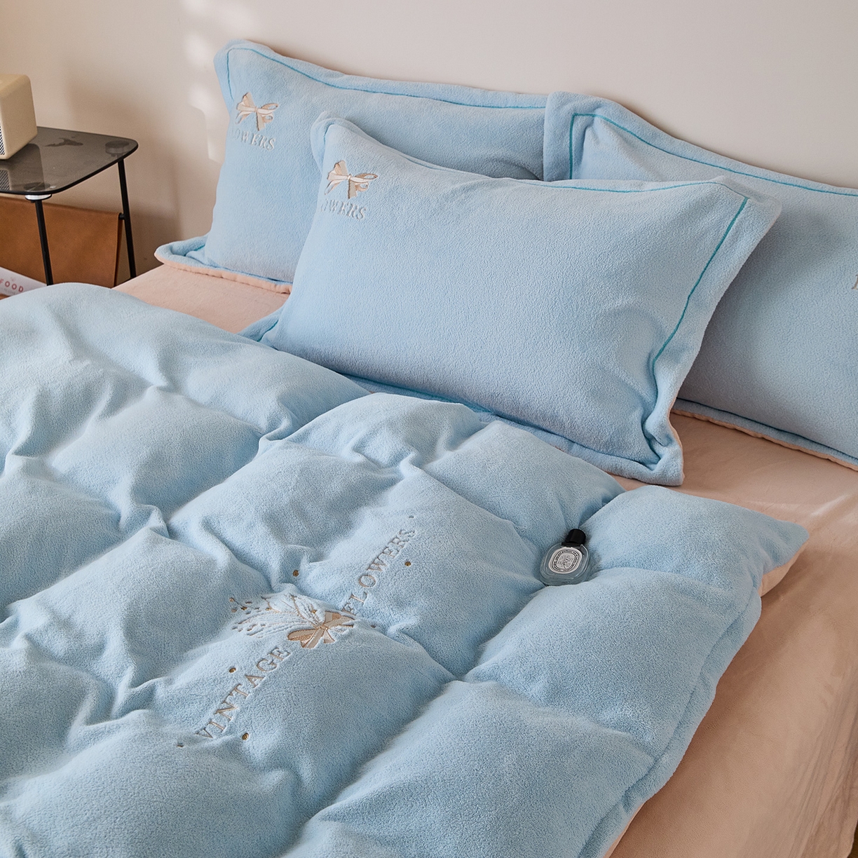 91家纺网 家纺一手货源 找家纺 锦罗绣 2025新款雪尼绒艾尼绒230克全消光绣花系列四件套  清新蓝+卡其