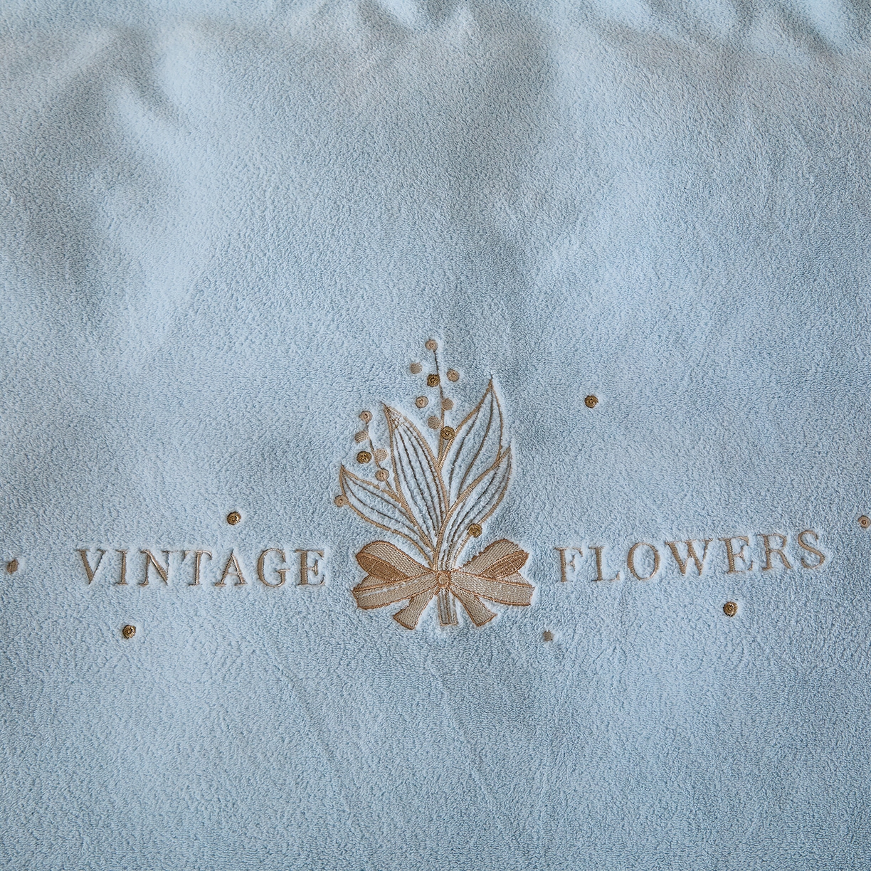 91家纺网 家纺一手货源 找家纺 锦罗绣 2025新款雪尼绒艾尼绒230克全消光绣花系列四件套  清新蓝+卡其