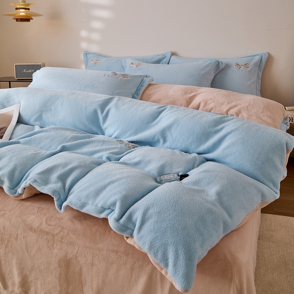 91家纺网 家纺一手货源 找家纺 锦罗绣 2025新款雪尼绒艾尼绒230克全消光绣花系列四件套  清新蓝+卡其