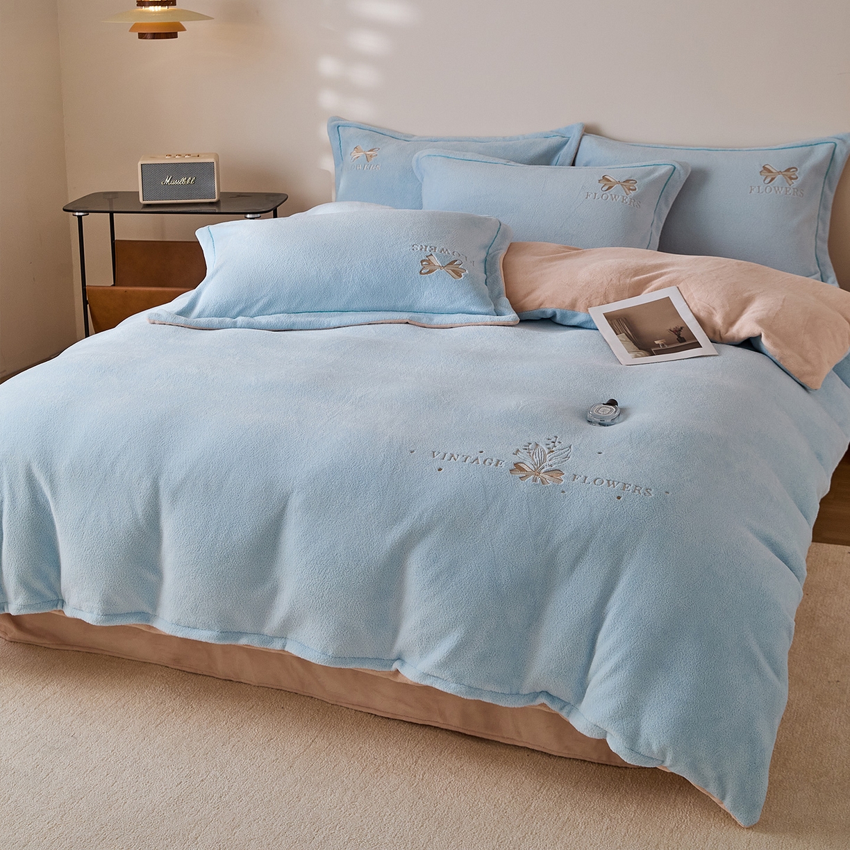 91家纺网 家纺一手货源 找家纺 锦罗绣 2025新款雪尼绒艾尼绒230克全消光绣花系列四件套  清新蓝+卡其