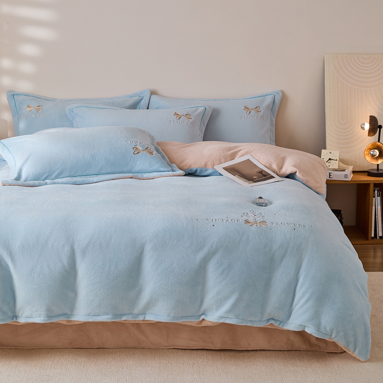 91家纺网 家纺一手货源 找家纺 锦罗绣 2025新款雪尼绒艾尼绒230克全消光绣花系列四件套  清新蓝+卡其