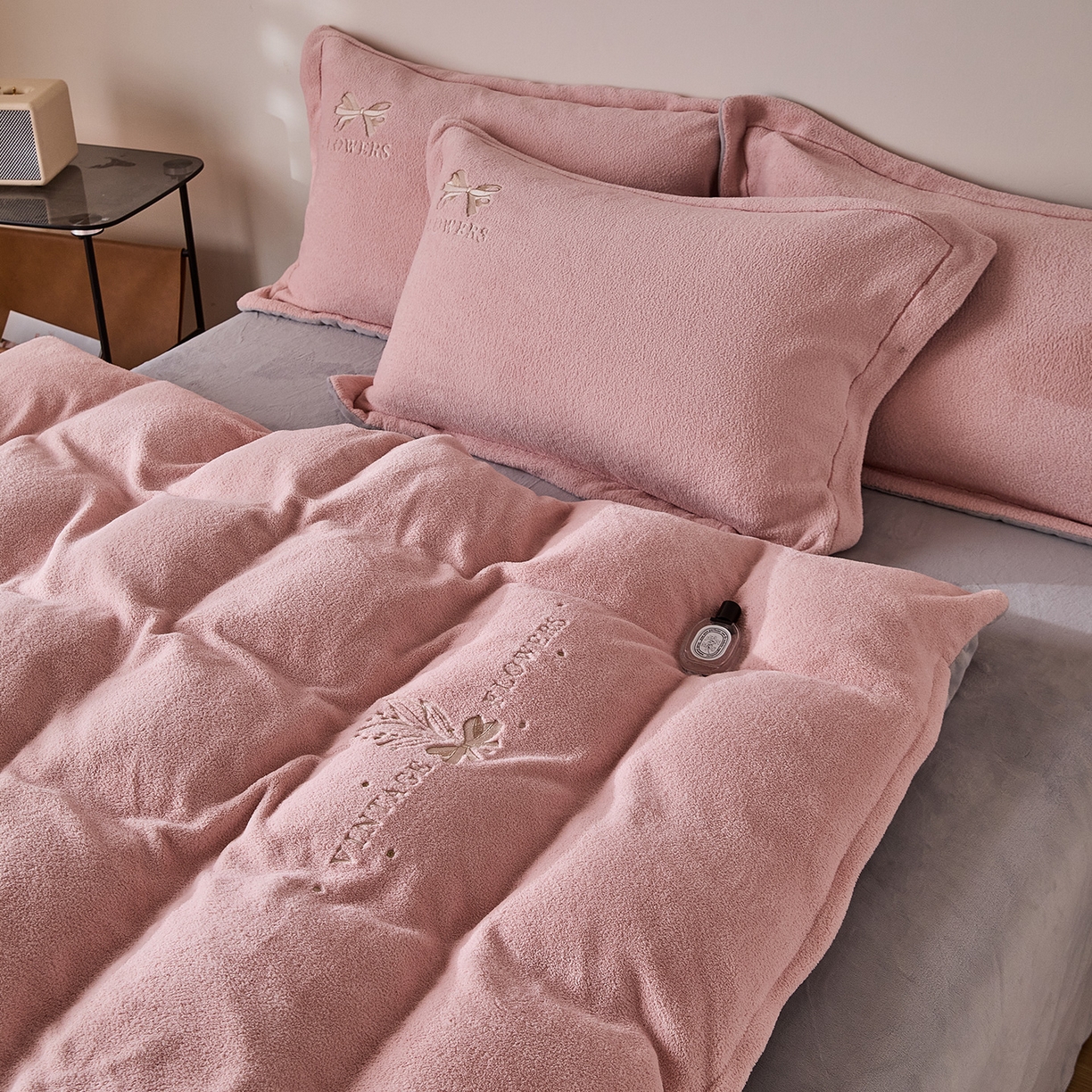 91家纺网 家纺一手货源 找家纺 锦罗绣 2025新款雪尼绒艾尼绒230克全消光绣花系列四件套 玉粉+帝灰