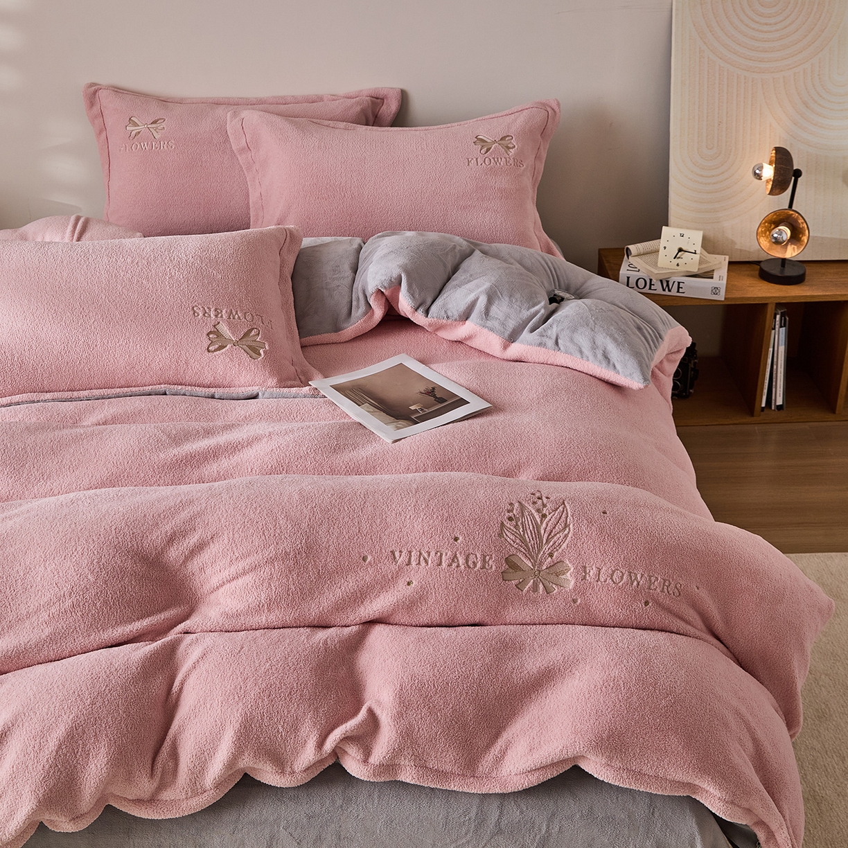 91家纺网 家纺一手货源 找家纺 锦罗绣 2025新款雪尼绒艾尼绒230克全消光绣花系列四件套 玉粉+帝灰