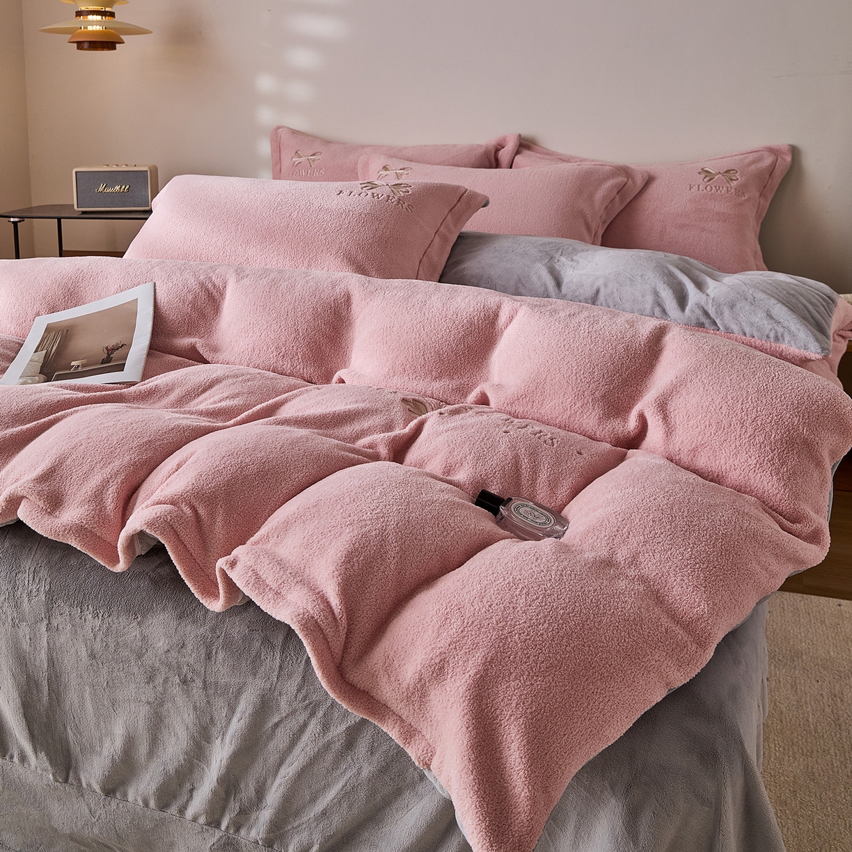 91家纺网 家纺一手货源 找家纺 锦罗绣 2025新款雪尼绒艾尼绒230克全消光绣花系列四件套 玉粉+帝灰