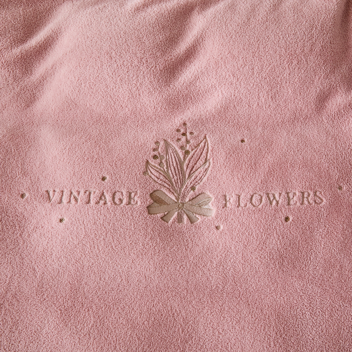 91家纺网 家纺一手货源 找家纺 锦罗绣 2025新款雪尼绒艾尼绒230克全消光绣花系列四件套 玉粉+帝灰