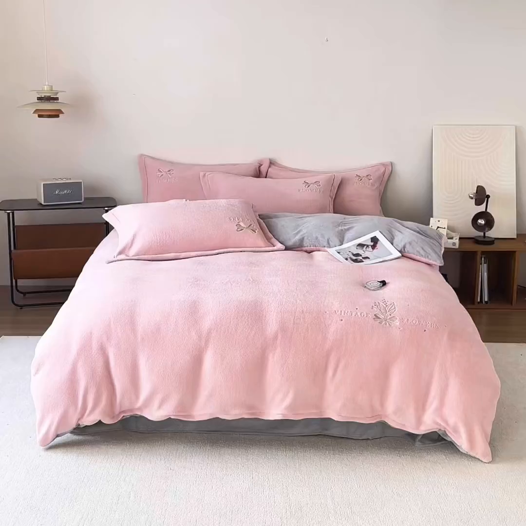 91家纺网 家纺一手货源 找家纺 锦罗绣 2025新款雪尼绒艾尼绒230克全消光绣花系列四件套 玉粉+帝灰