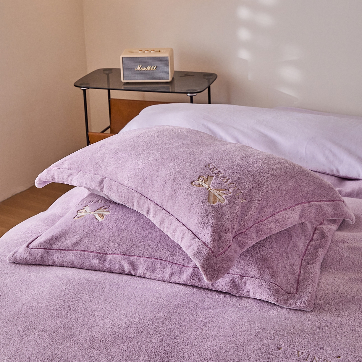 91家纺网 家纺一手货源 找家纺 锦罗绣 2025新款雪尼绒艾尼绒230克全消光绣花系列四件套 紫色+熏衣紫