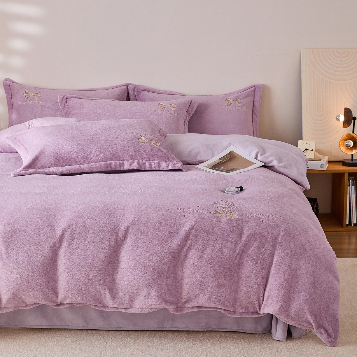 91家纺网 家纺一手货源 找家纺 锦罗绣 2025新款雪尼绒艾尼绒230克全消光绣花系列四件套 紫色+熏衣紫