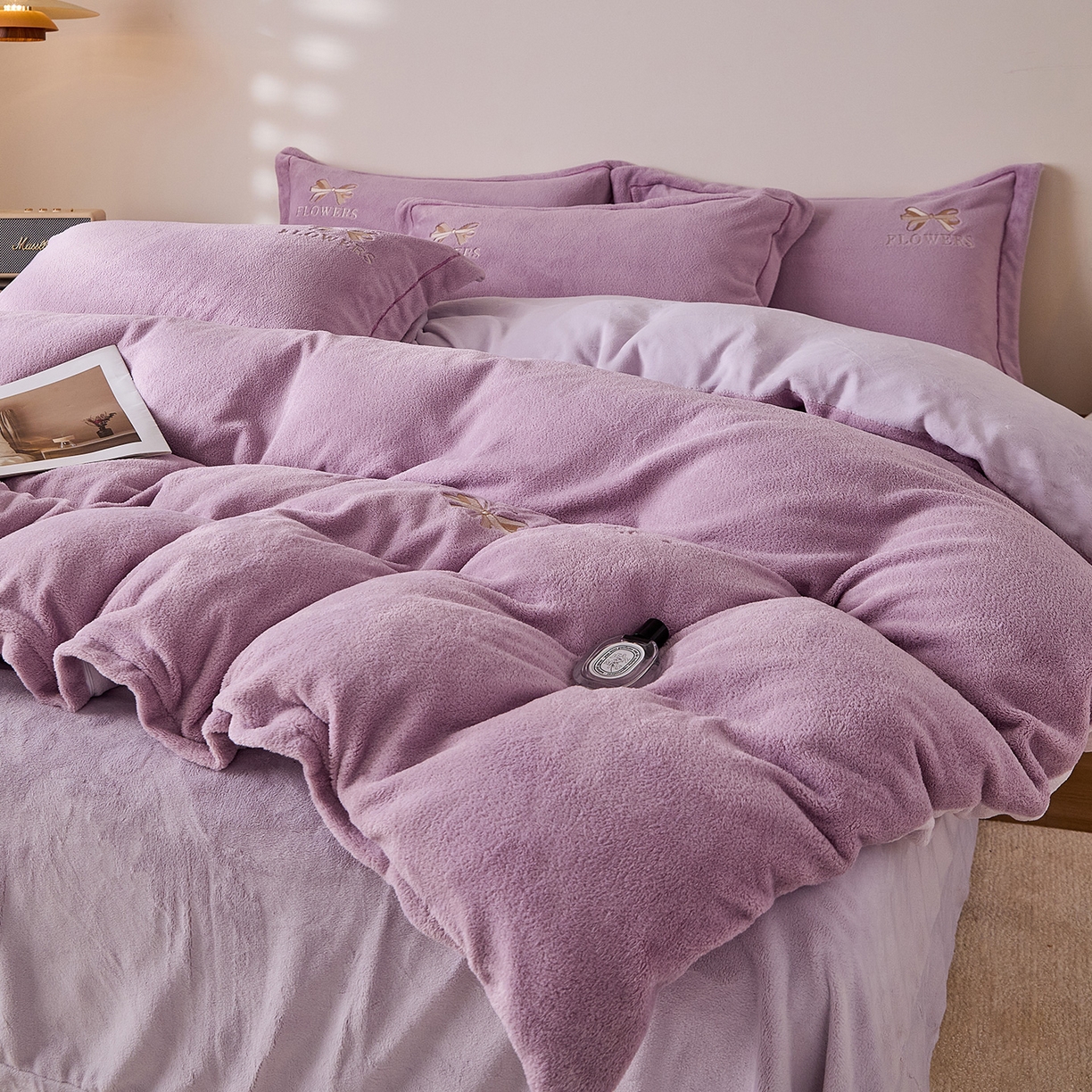 91家纺网 家纺一手货源 找家纺 锦罗绣 2025新款雪尼绒艾尼绒230克全消光绣花系列四件套 紫色+熏衣紫