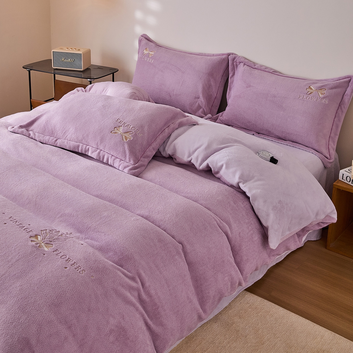 91家纺网 家纺一手货源 找家纺 锦罗绣 2025新款雪尼绒艾尼绒230克全消光绣花系列四件套 紫色+熏衣紫