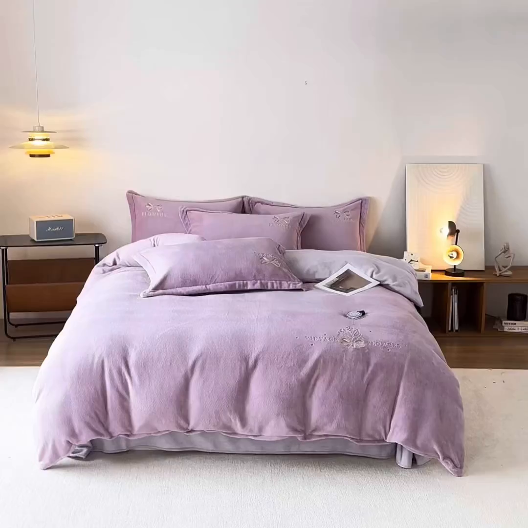 91家纺网 家纺一手货源 找家纺 锦罗绣 2025新款雪尼绒艾尼绒230克全消光绣花系列四件套 紫色+熏衣紫