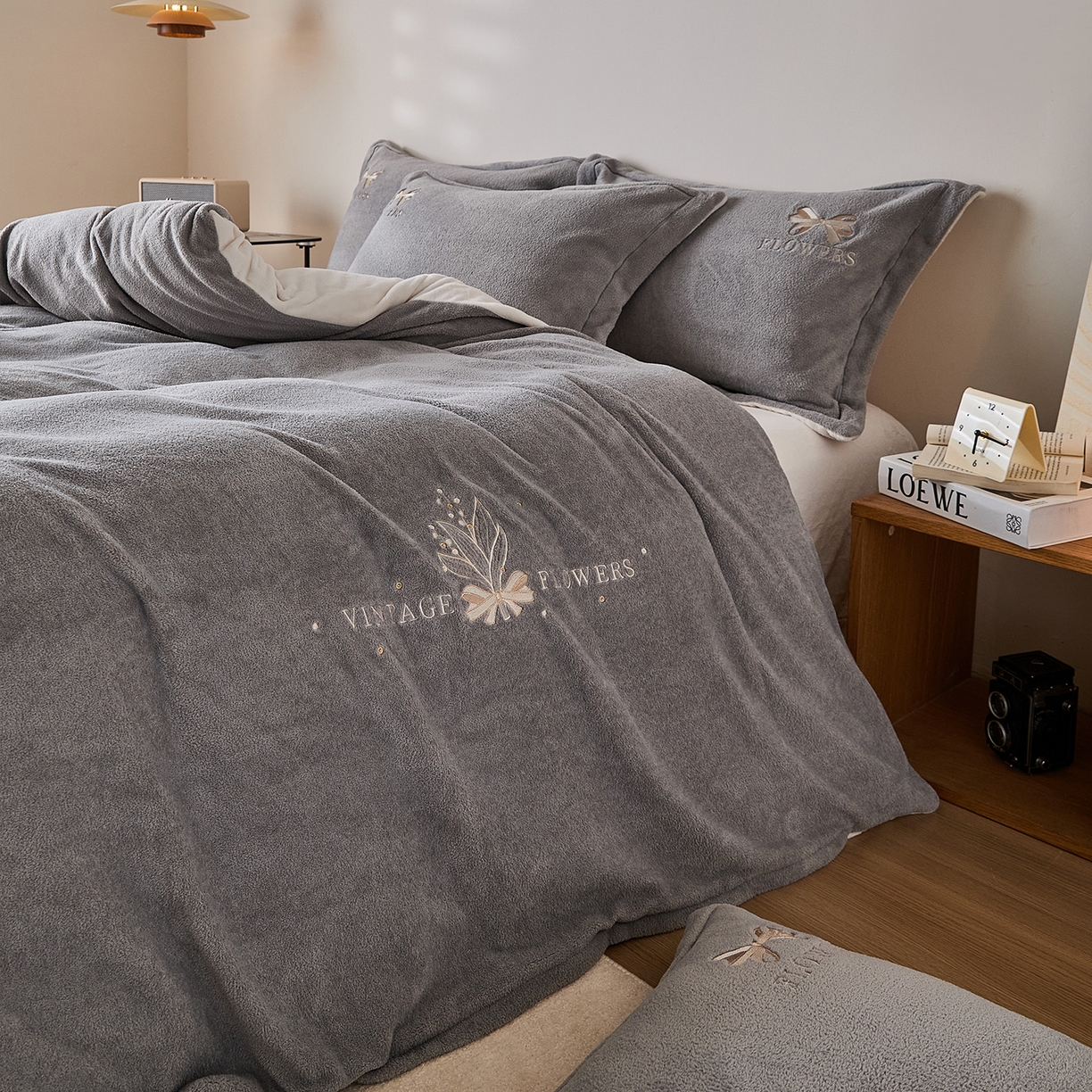 91家纺网 家纺一手货源 找家纺 锦罗绣 2025新款雪尼绒艾尼绒230克全消光绣花系列单被套 帝灰+米白