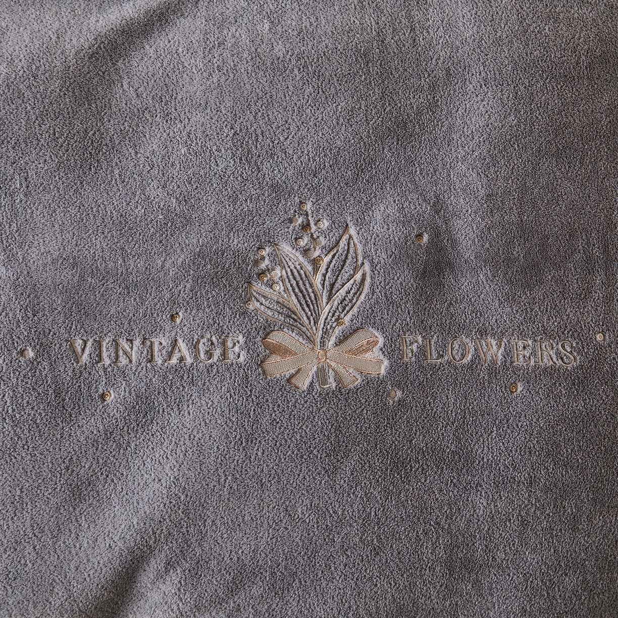 91家纺网 家纺一手货源 找家纺 锦罗绣 2025新款雪尼绒艾尼绒230克全消光绣花系列单被套 帝灰+米白