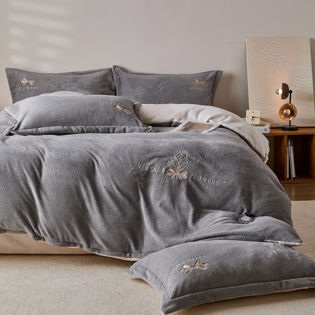 91家纺网 家纺一手货源 找家纺 锦罗绣 2025新款雪尼绒艾尼绒230克全消光绣花系列单被套 帝灰+米白