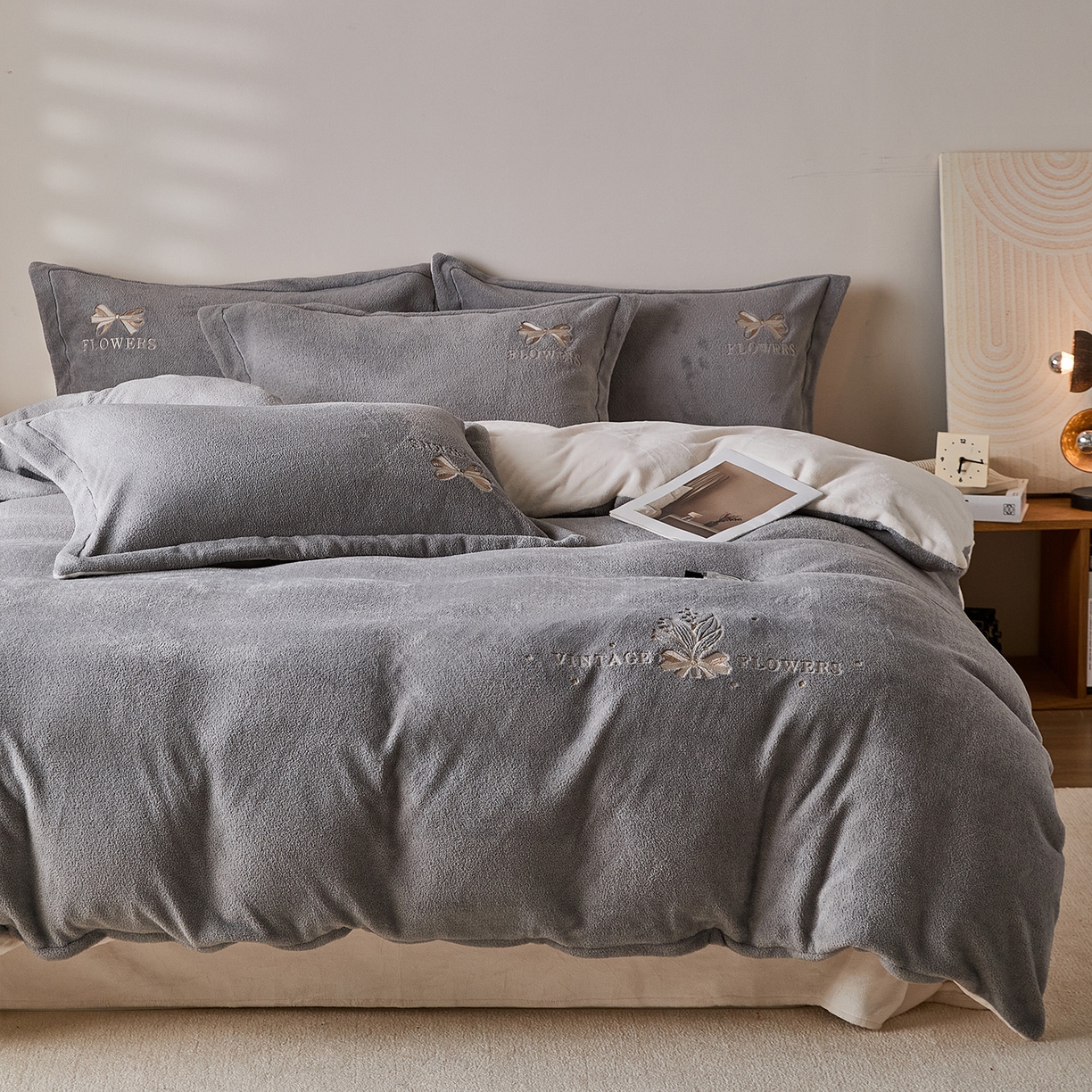 91家纺网 家纺一手货源 找家纺 锦罗绣 2025新款雪尼绒艾尼绒230克全消光绣花系列单被套 帝灰+米白