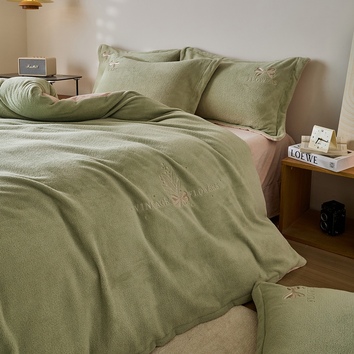 91家纺网 家纺一手货源 找家纺 锦罗绣 2025新款雪尼绒艾尼绒230克全消光绣花系列单被套 果绿+卡其