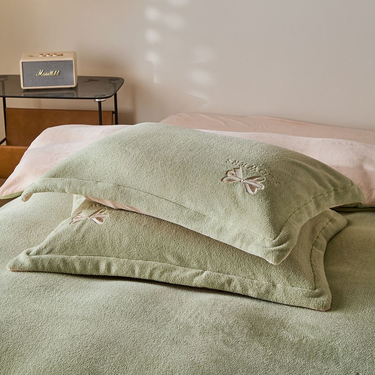 91家纺网 家纺一手货源 找家纺 锦罗绣 2025新款雪尼绒艾尼绒230克全消光绣花系列单被套 果绿+卡其