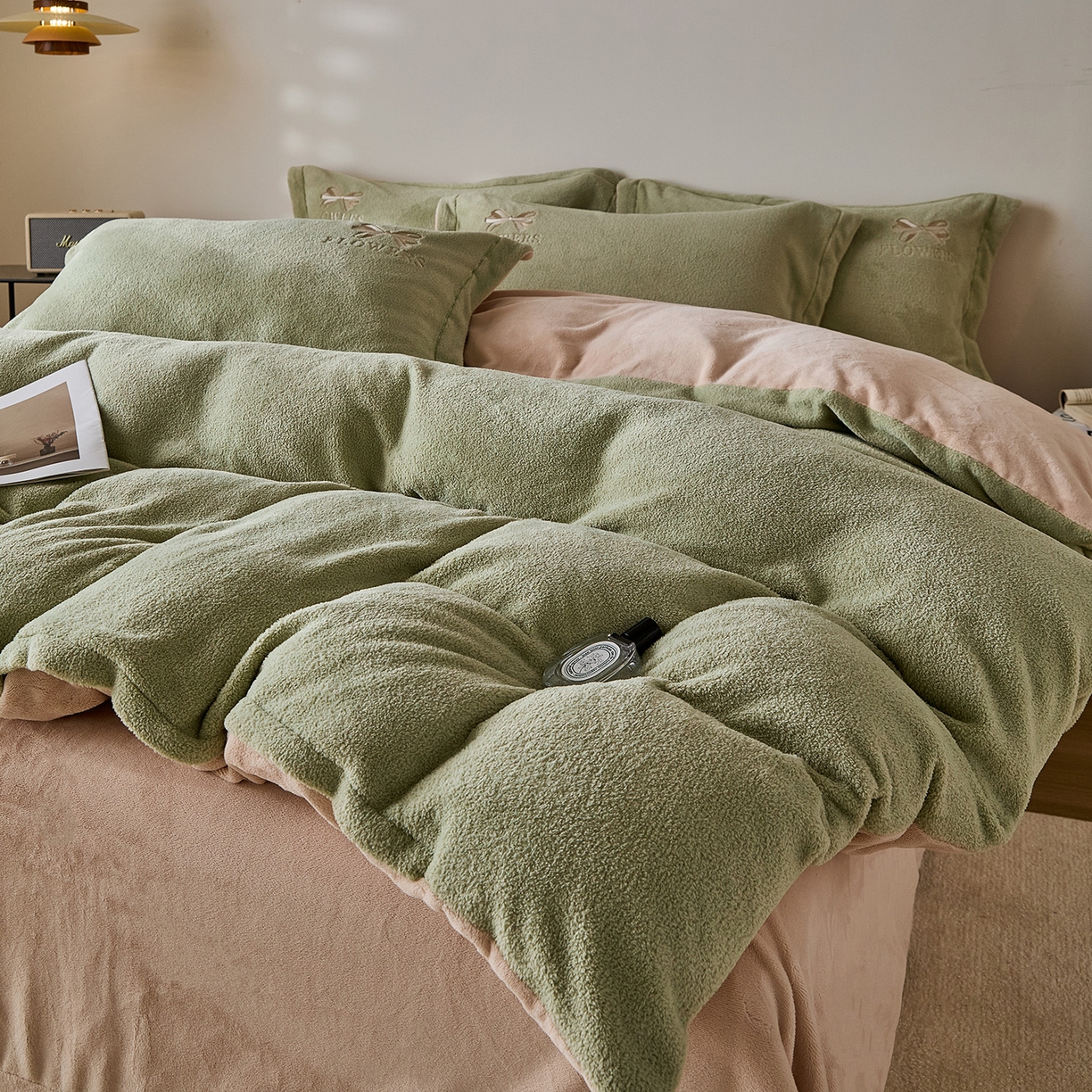 91家纺网 家纺一手货源 找家纺 锦罗绣 2025新款雪尼绒艾尼绒230克全消光绣花系列单被套 果绿+卡其