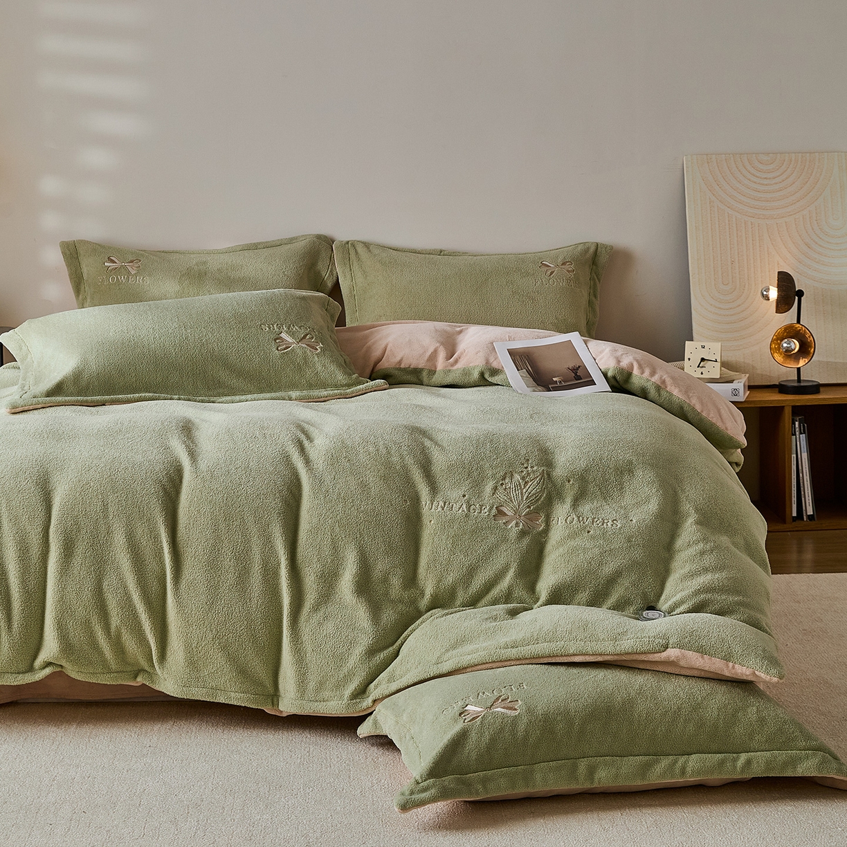 91家纺网 家纺一手货源 找家纺 锦罗绣 2025新款雪尼绒艾尼绒230克全消光绣花系列单被套 果绿+卡其