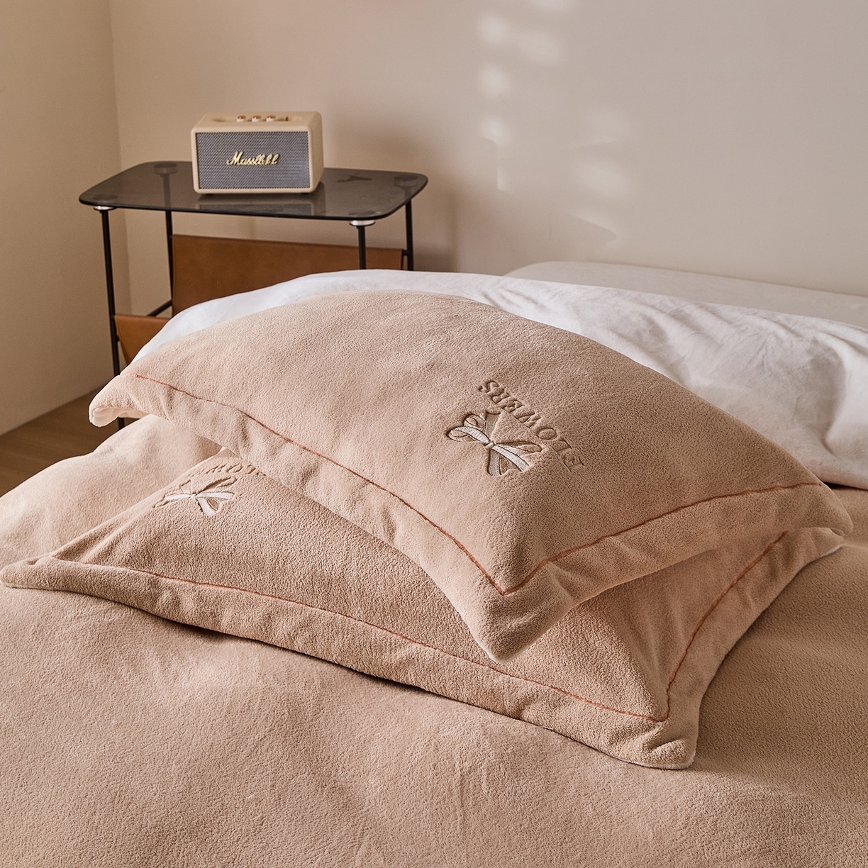 91家纺网 家纺一手货源 找家纺 锦罗绣 2025新款雪尼绒艾尼绒230克全消光绣花系列单被套 卡其+米白