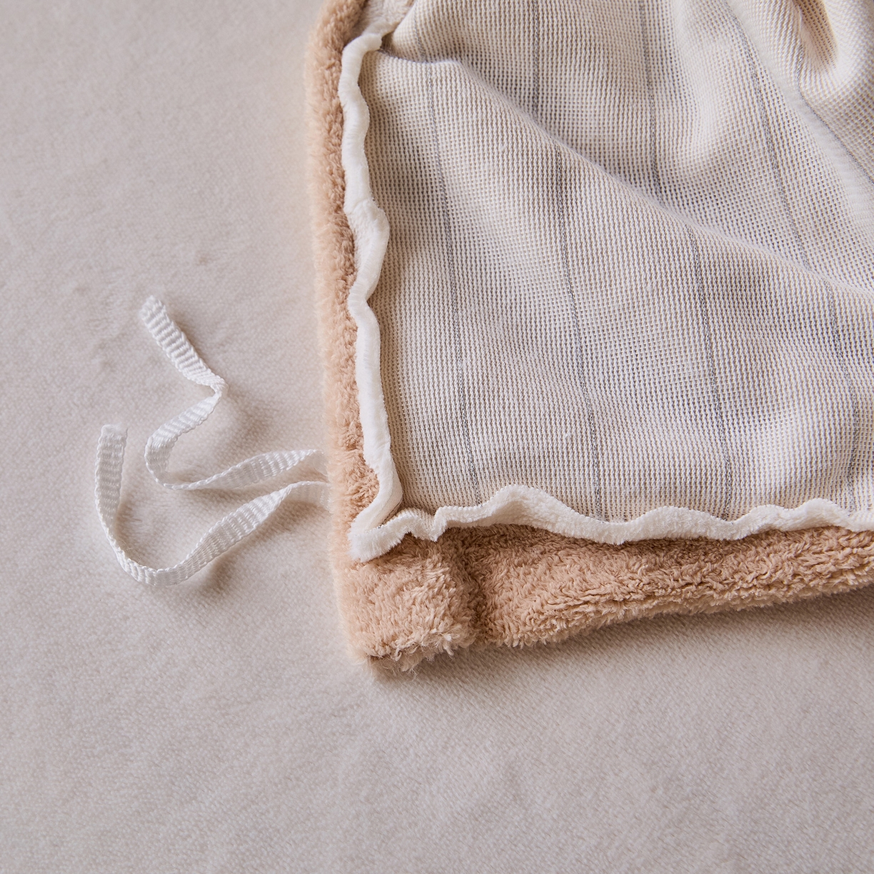 91家纺网 家纺一手货源 找家纺 锦罗绣 2025新款雪尼绒艾尼绒230克全消光绣花系列单被套 卡其+米白