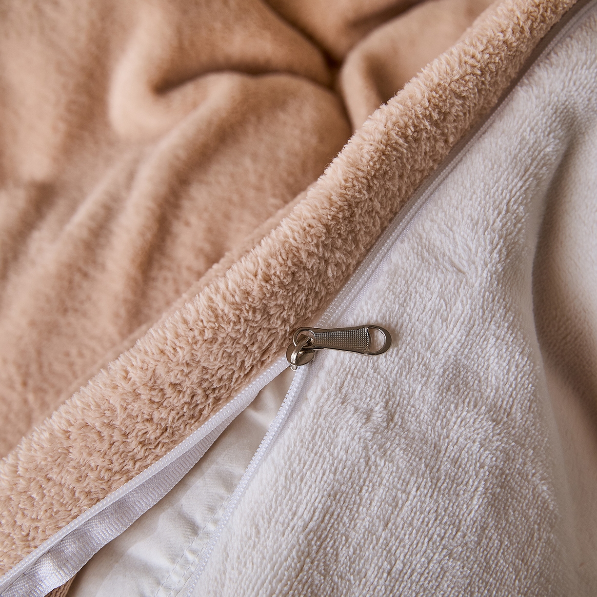 91家纺网 家纺一手货源 找家纺 锦罗绣 2025新款雪尼绒艾尼绒230克全消光绣花系列单被套 卡其+米白