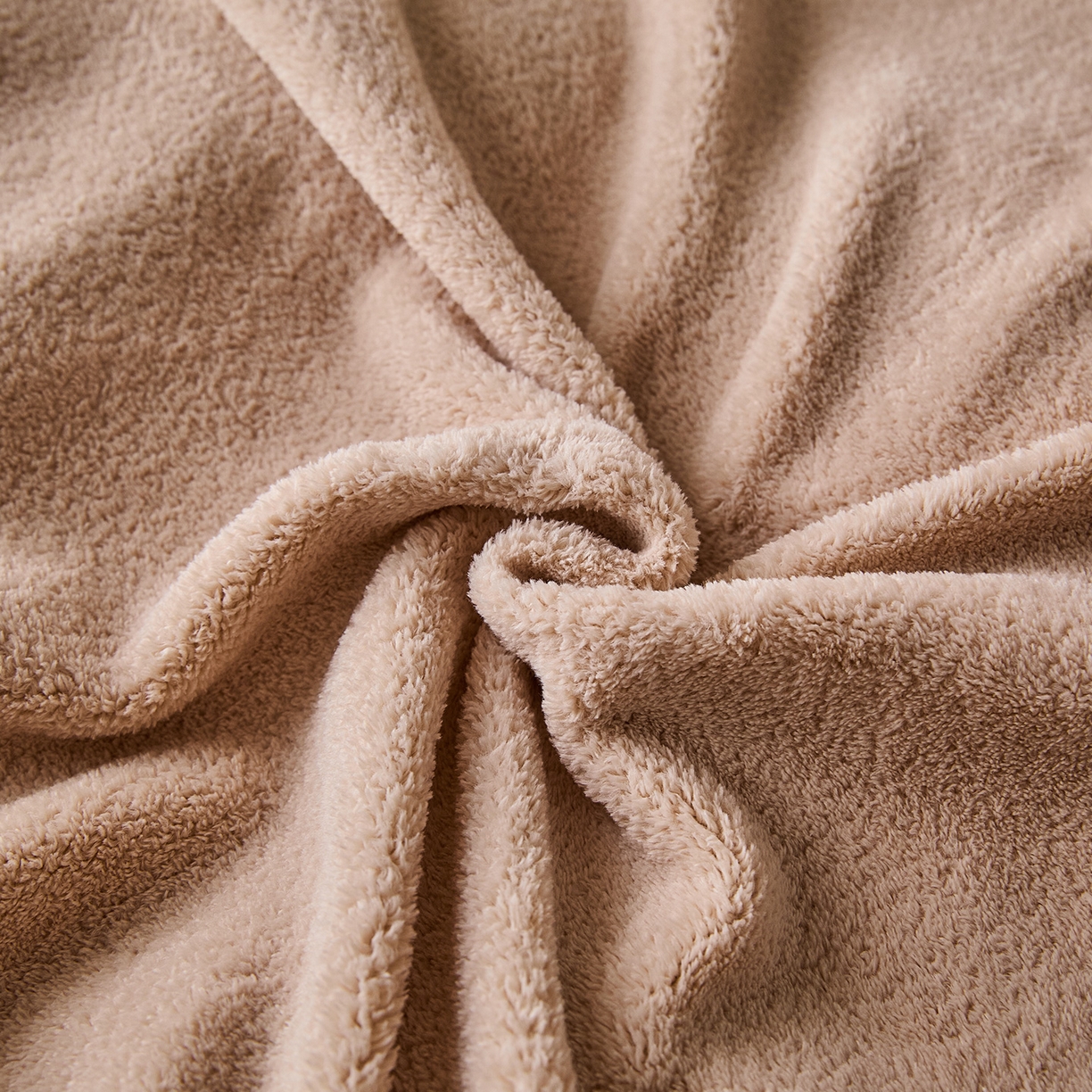 91家纺网 家纺一手货源 找家纺 锦罗绣 2025新款雪尼绒艾尼绒230克全消光绣花系列单被套 卡其+米白