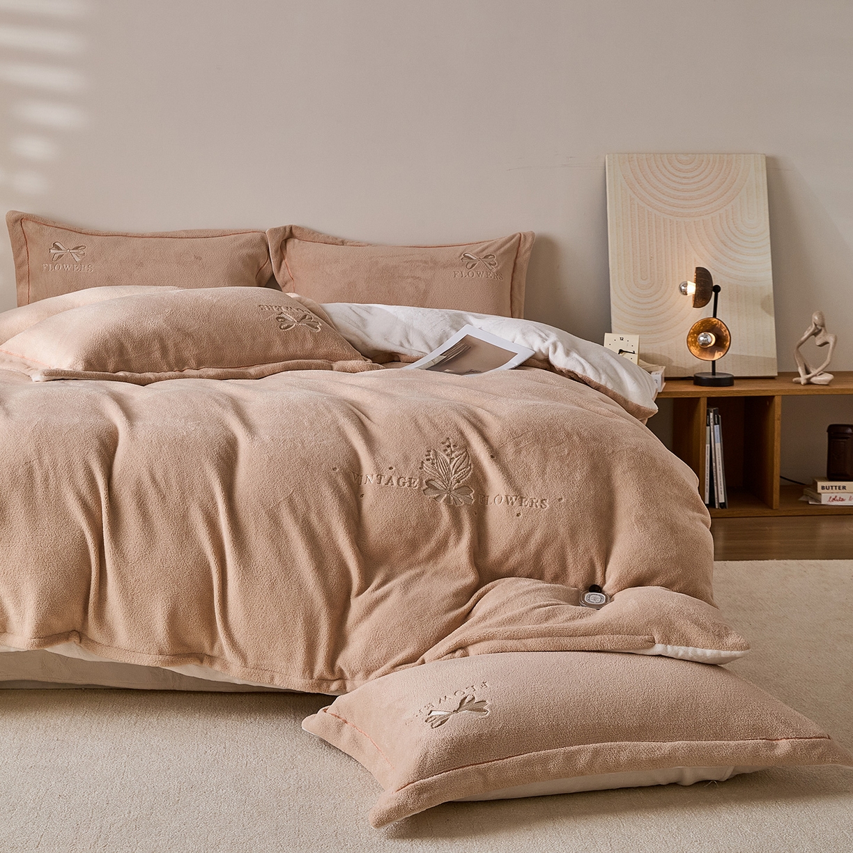 91家纺网 家纺一手货源 找家纺 锦罗绣 2025新款雪尼绒艾尼绒230克全消光绣花系列单被套 卡其+米白