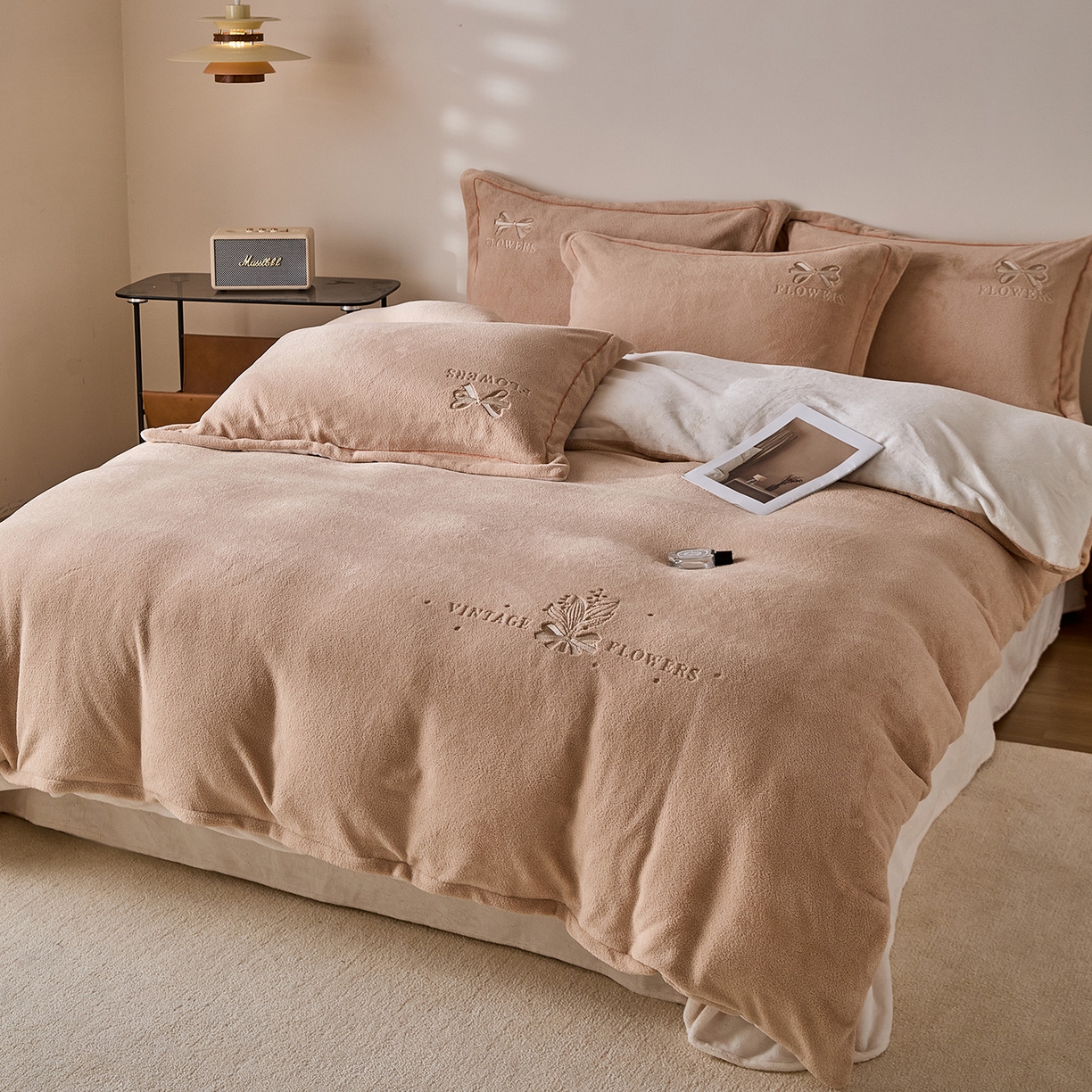 91家纺网 家纺一手货源 找家纺 锦罗绣 2025新款雪尼绒艾尼绒230克全消光绣花系列单被套 卡其+米白