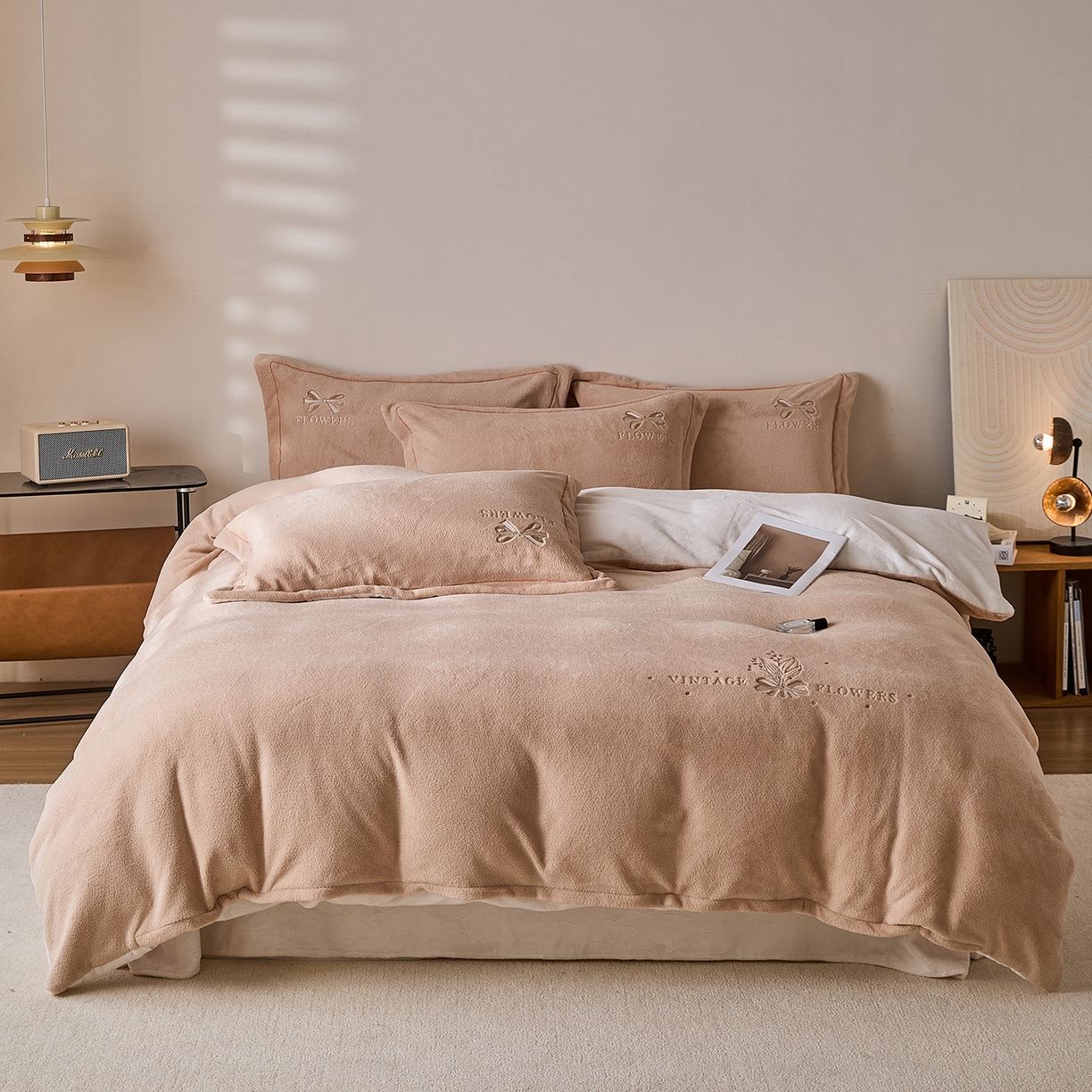 91家纺网 家纺一手货源 找家纺 锦罗绣 2025新款雪尼绒艾尼绒230克全消光绣花系列单被套 卡其+米白