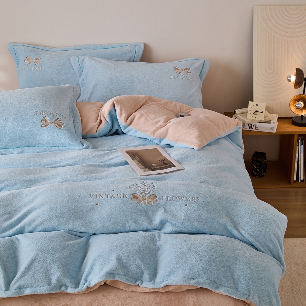 91家纺网 家纺一手货源 找家纺 锦罗绣 2025新款雪尼绒艾尼绒230克全消光绣花系列单被套 清新蓝+卡其