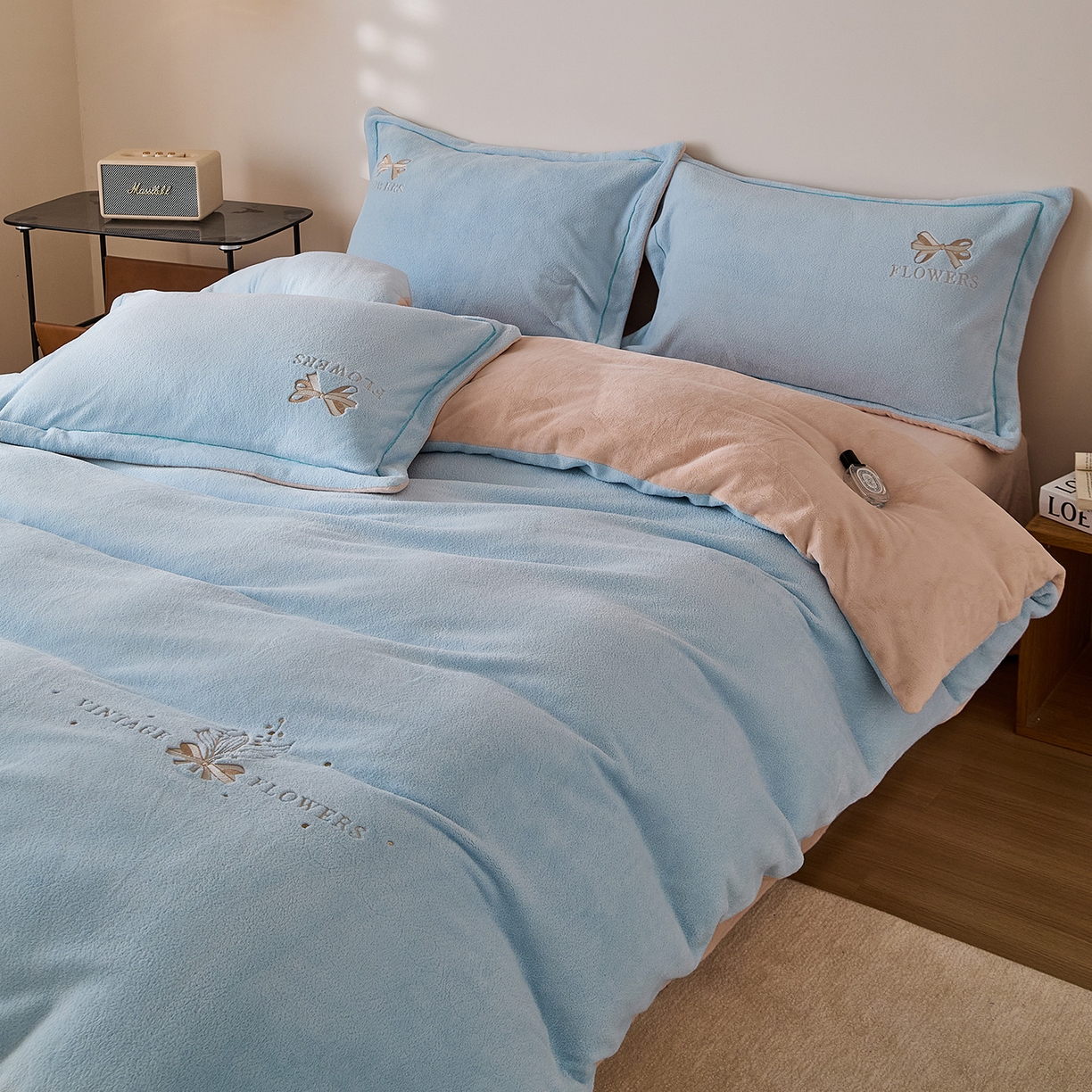 91家纺网 家纺一手货源 找家纺 锦罗绣 2025新款雪尼绒艾尼绒230克全消光绣花系列单被套 清新蓝+卡其