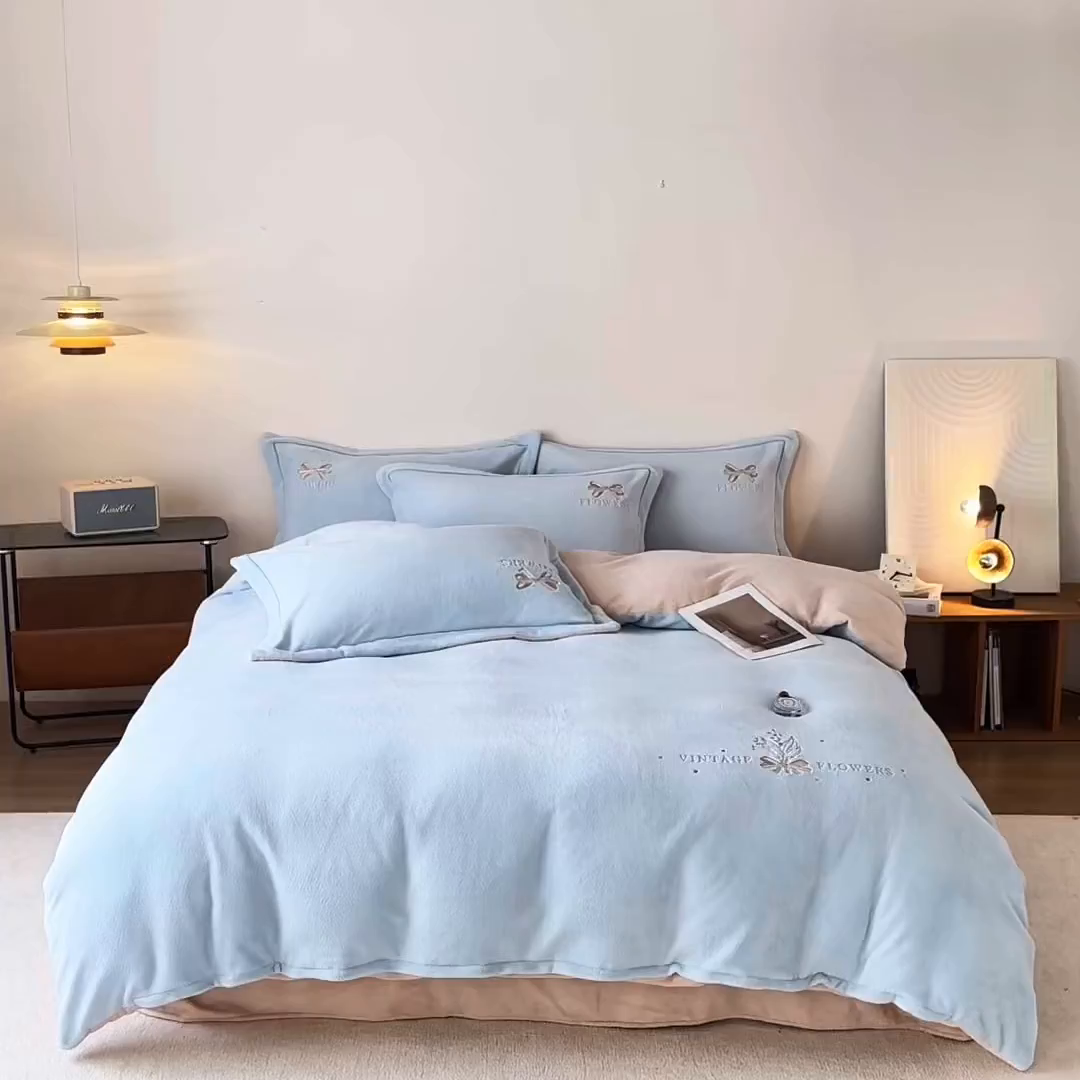 91家纺网 家纺一手货源 找家纺 锦罗绣 2025新款雪尼绒艾尼绒230克全消光绣花系列单被套 清新蓝+卡其