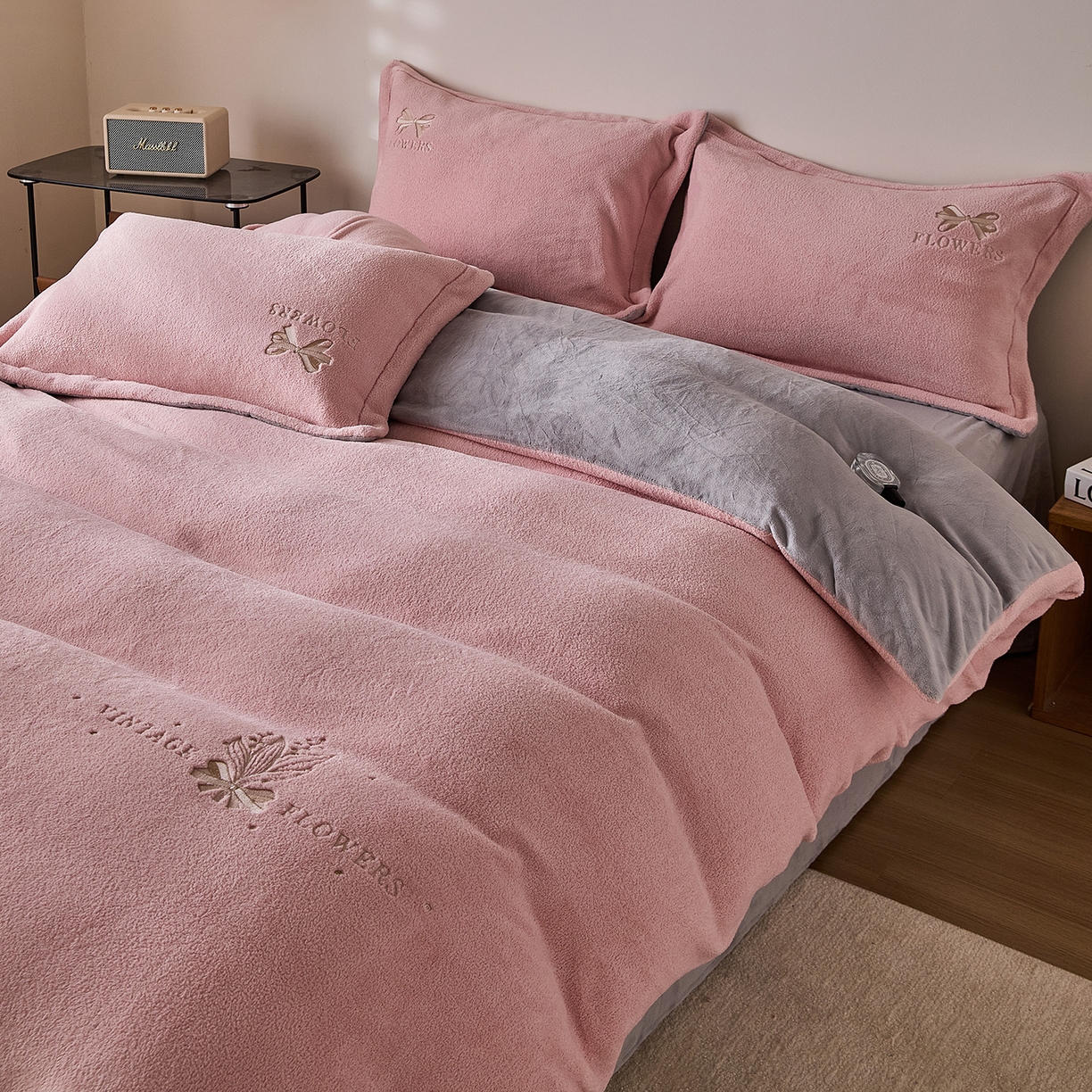 91家纺网 家纺一手货源 找家纺 锦罗绣 2025新款雪尼绒艾尼绒230克全消光绣花系列单被套  玉粉+帝灰