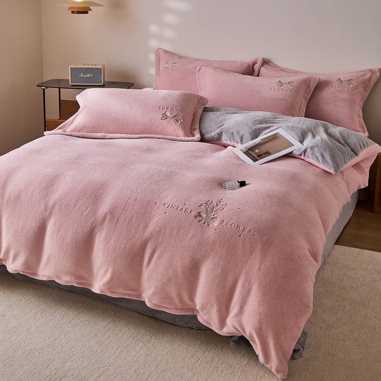 91家纺网 家纺一手货源 找家纺 锦罗绣 2025新款雪尼绒艾尼绒230克全消光绣花系列单被套  玉粉+帝灰