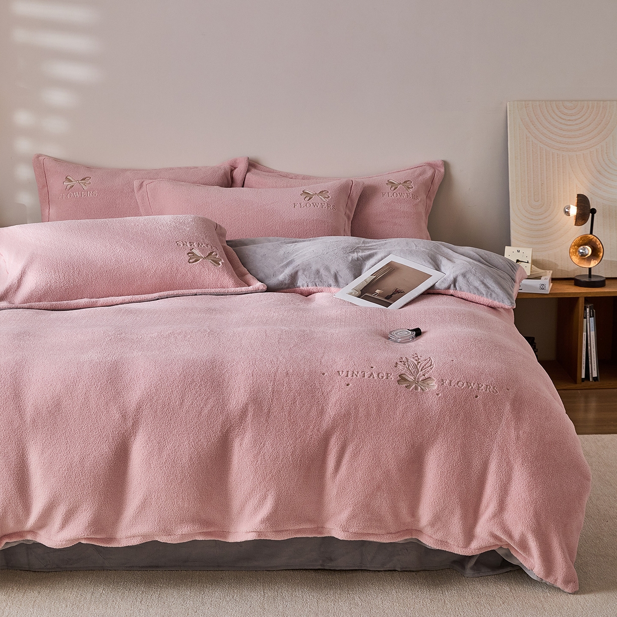 91家纺网 家纺一手货源 找家纺 锦罗绣 2025新款雪尼绒艾尼绒230克全消光绣花系列单被套  玉粉+帝灰