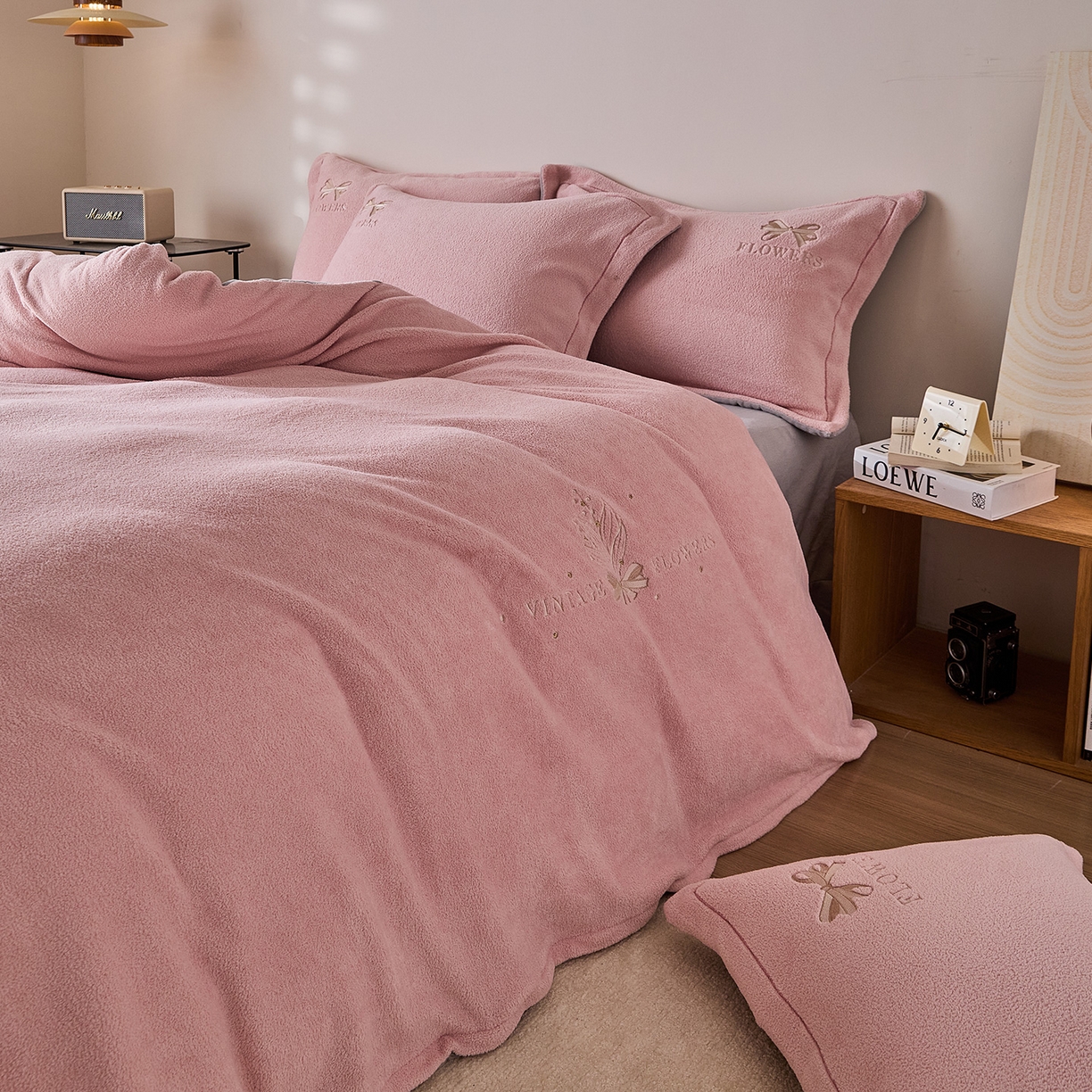 91家纺网 家纺一手货源 找家纺 锦罗绣 2025新款雪尼绒艾尼绒230克全消光绣花系列单被套  玉粉+帝灰