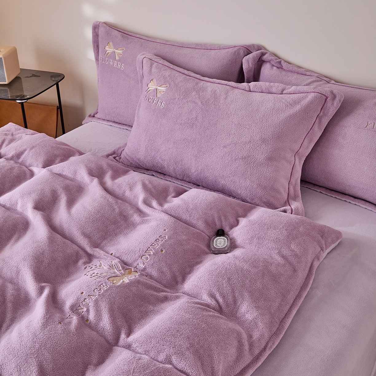 91家纺网 家纺一手货源 找家纺 锦罗绣 2025新款雪尼绒艾尼绒230克全消光绣花系列单被套 紫色+熏衣紫
