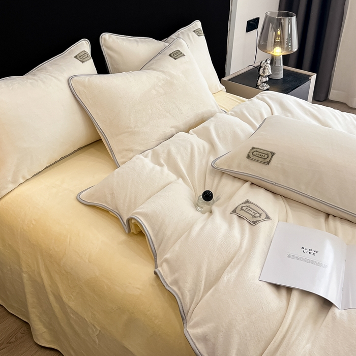 91家纺网 家纺一手货源 找家纺 眠博士 2025新款时尚款牛奶绒加厚保暖四件套四件套 时尚款-白拼鹅黄