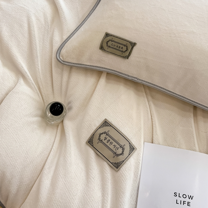 91家纺网 家纺一手货源 找家纺 眠博士 2025新款时尚款牛奶绒加厚保暖四件套四件套 时尚款-白拼鹅黄