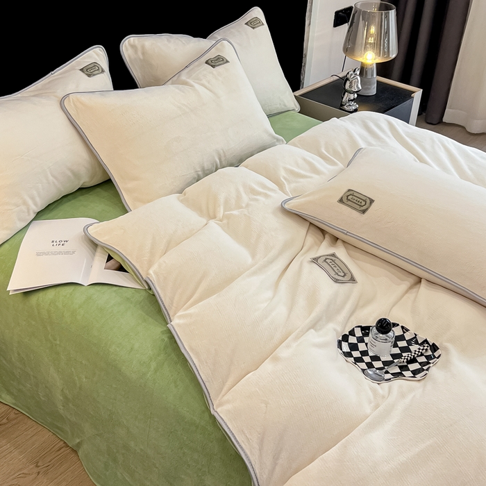 91家纺网 家纺一手货源 找家纺 眠博士 2025新款时尚款牛奶绒加厚保暖四件套四件套 时尚款-白拼果绿