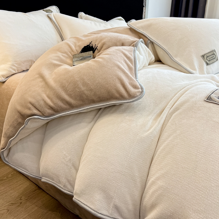 91家纺网 家纺一手货源 找家纺 眠博士 2025新款时尚款牛奶绒加厚保暖四件套四件套 时尚款-白拼咖