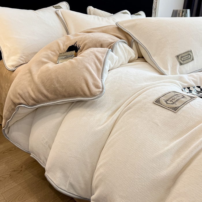 91家纺网 家纺一手货源 找家纺 眠博士 2025新款时尚款牛奶绒加厚保暖四件套四件套 时尚款-白拼咖