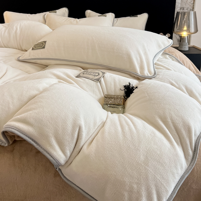 91家纺网 家纺一手货源 找家纺 眠博士 2025新款时尚款牛奶绒加厚保暖四件套四件套 时尚款-白拼咖