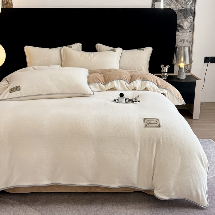 91家纺网 家纺一手货源 找家纺 眠博士 2025新款时尚款牛奶绒加厚保暖四件套四件套 时尚款-白拼咖