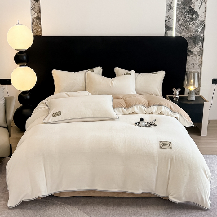 91家纺网 家纺一手货源 找家纺 眠博士 2025新款时尚款牛奶绒加厚保暖四件套四件套 时尚款-白拼咖