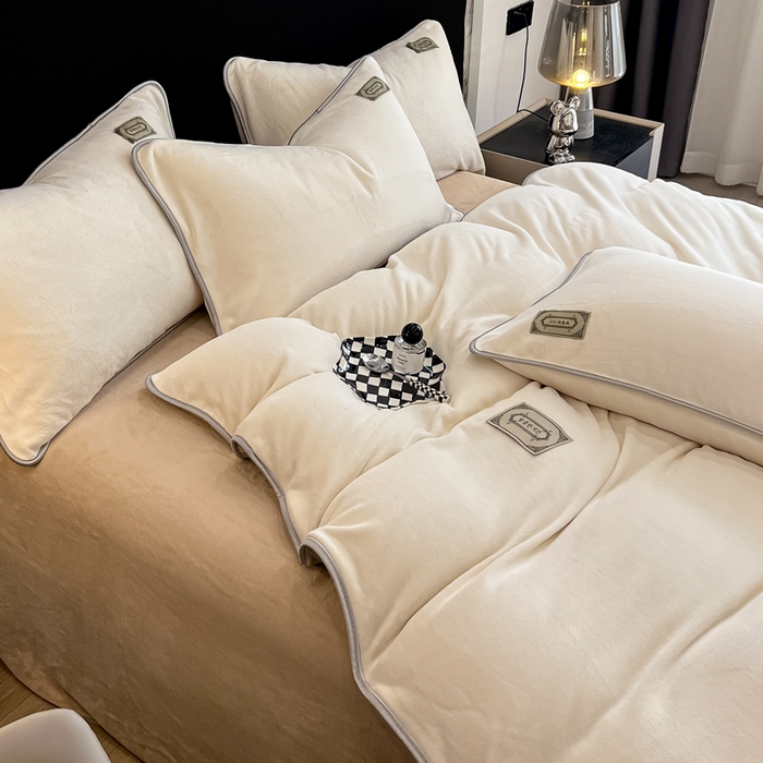 91家纺网 家纺一手货源 找家纺 眠博士 2025新款时尚款牛奶绒加厚保暖四件套四件套 时尚款-白拼咖