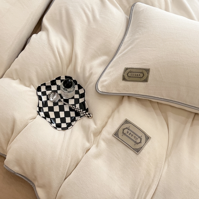 91家纺网 家纺一手货源 找家纺 眠博士 2025新款时尚款牛奶绒加厚保暖四件套四件套 时尚款-白拼咖